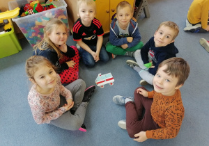 Dzieci prezentujące złożone puzzle Karetki pogotowia.